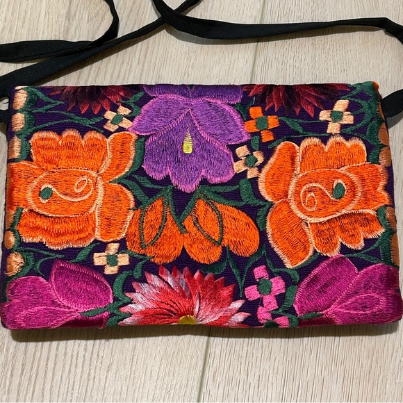 Floral embroidered clutch crossbody purse - Picture 4 of 9